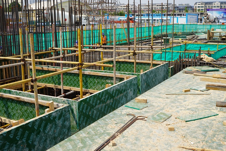 塑面/覆塑建筑模板：高強(qiáng)耐候，構(gòu)筑安全工程基石的現(xiàn)代選擇
