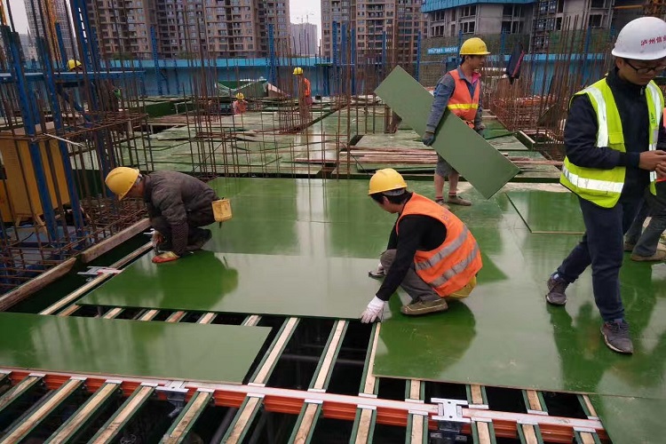 塑面模板與覆塑建筑模板的核心優(yōu)勢(shì)與應(yīng)用解析 | 山東泉江木業(yè)